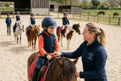 Moniteur équestre encadre des enfants au cours d'un cours d'équitation.